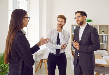 Bir grup iş adamı bir toplantıda sohbet ediyorlar. Şirket çalışanları ofiste konuşuyor ve beyin fırtınası yaparak harika kararlar veriyorlar. İş arkadaşları iş yerindeki meslektaşlarını dinlerler..