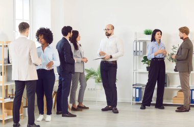 İş ofisi, başarılı bir grup, farklı iş arkadaşları olan iş adamı lideri, toplantıda yönetici yönetici grubu. Çok kültürlü iş adamları birlikte çalışıyor, iletişim kuruyor, tartışıyorlar.