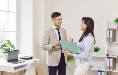 Ofisteki meslektaşlar verimli bir iş toplantısı sırasında olumlu bir tartışmaya girişirler. İletişim kurdukları ve fikirlerini paylaştıkları, işbirlikçi bir iş ortamı oluşturdukları, takım çalışması ve işbirliği.