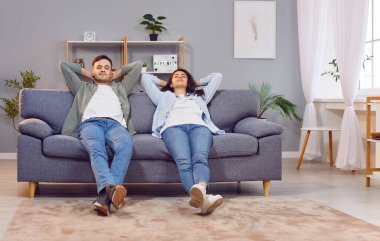Mutlu, rahat aile çifti dinleniyor, ev sahipleri ya da kiracılar evdeki rahat koltukta oturuyor, kaygısız hafta sonu tatilinin tadını çıkarıyor, yeni bir daireye taşınmayı kutluyor, birlikte hayal kuruyoruz.
