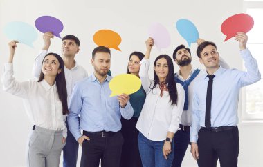 Elinde düşünme ve konuşma baloncukları olan şirket çalışanlarından oluşan bir ekip. Beyaz bir ofis geçmişine sahip bir grup iş adamı ellerinde renkli sahte kağıtlar tutuyor.