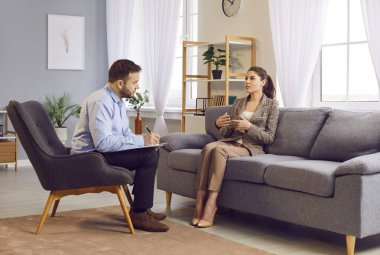 Psikolog doktor, kadın hasta kontrolü için psikiyatrist seansı, durumu değerlendirmek. Tıbbi geçmiş toplamak, tanı koymak, konuşmak ve tedavi planını geliştirmek, bireysel yardım sağlamak