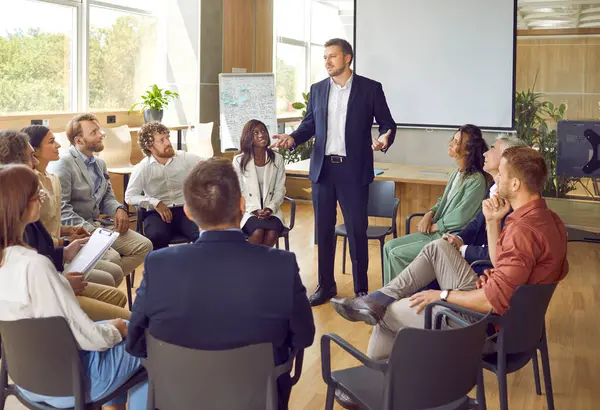 İş adamları konferansta sohbet ediyorlar. Şirket çalışanları ofiste konuşuyor ve beyin fırtınası yaparak harika kararlar veriyorlar. İş arkadaşları, toplantı odasında bir çember içinde oturan meslektaşlarını dinlerler..