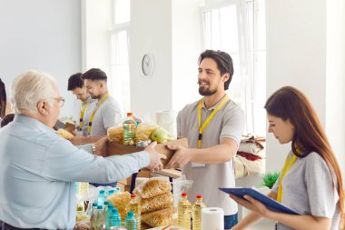 Fakirler bir hayır kurumunda yemek yardımı alıyorlar. Yardımsever gönüllüler yaşlı bir adama içinde makarna, yağ, konserve yiyecek ve diğer şeyler olan bir kutu veriyorlar. Bağış, yoksulluk, yardım kavramı