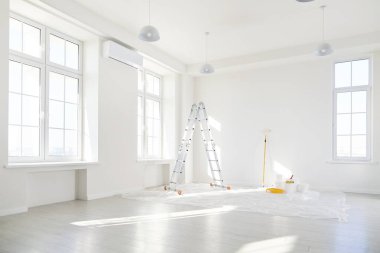 Tadilat ya da inşaat yapılan boş bir ev ya da ofisin içinde. Konferans odası, iyileştirme ve yenilenmiş yeni bir daire yaratma odaklı olarak onarım aşamasında..