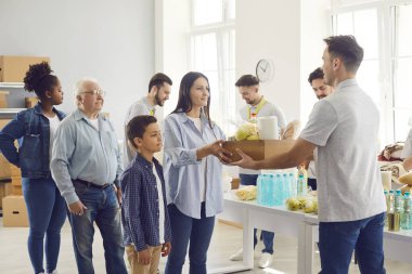 Bir grup fakir insan kâr amacı gütmeyen bir organizasyon merkezinde yiyecek yardımı alıyor. Gönüllülerden oluşan bir ekip, etnik çeşitliliğe ihtiyaç duyan vatandaşlara yiyecek ve hijyen malzemeleri veriyor. Yardım, yardım ve bağış konsepti