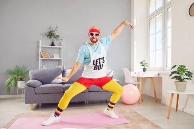 Komik adam dans ediyor ya da spor yaparken spor yapıyor. Fitness 'e olan açık yürekli yaklaşımı eğitime eğlenceli bir unsur katıyor, aktif ve sağlıklı kalmaya olan bağlılığını gösteriyor..