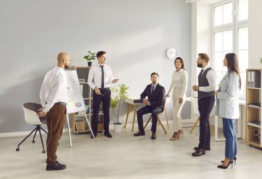 İş adamlarından oluşan bir grup ofiste toplanıp sohbet ediyorlar. Şirket çalışanları iş projesini tartışıyor. İş arkadaşları meslektaşlarını dinler. Şirket iş ekibi konsepti.