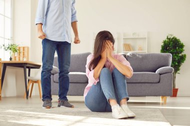 Birkaç aile içi şiddet, şiddet ya da uygunsuz ev muamelesi, hakaret ve saldırganlık. Duygusal ya da psikolojik şiddet gören genç bir kadın ağlıyor, yüzünü kapatıyor, ihlalden saklanıyor.