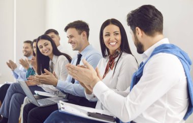 İş dünyası başarıyı kutluyor, ofis toplantısı, sunum ya da etkinlik sırasında alkışlıyor. Kalabalık, takımın birlik ve coşkusunu yansıtıyor, kolektif başarıları ve takım çalışmalarını ön plana çıkarıyor.