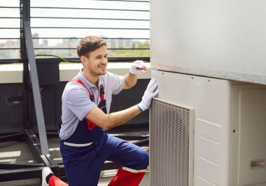 Elektrikçi çatıya havalandırma ya da iklim sistemini kuruyor, onarıyor ya da onarıyor. Bakım ve hizmet işleri havalandırma ve iklim kontrol sisteminin düzgün çalışmasını sağlar.