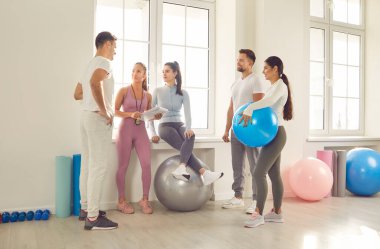 Spor salonundaki bir antrenmandan sonra sohbet eden bir grup arkadaş. Spor takımının içinde bir topluluk hissi uyandıran spor haberleri ve ipuçları paylaşırken, gülümsemeler havayı dolduruyor..