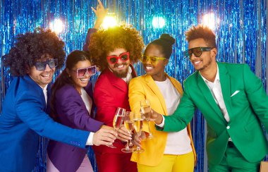 Komik kıvırcık peruklu, renkli takım elbiseli, gece kulübü disko partisinde şampanyalı kadehler içen bir grup çok ırklı arkadaş. Güneş gözlüklü mutlu insanlar Gangnam tarzında mavi arkaplanda.