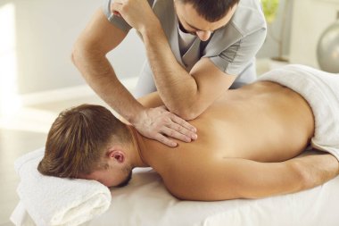 Gövde masajı, manuel terapi rehabilitasyonu, manipülatif terapi yapan fizyoterapist. Rahatla ya da azalt, gerilimi azalt, vücut sağlığı, sağIık, terapi, rahatlık ve fiziksel etki