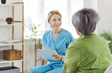 Bakıcı, güler yüzlü hemşire, yaşlı kadına yardım eden yaşlı bir kadın, tıbbi ziyarette yaşlı büyükanneye destek, doktor, panoda test sonuçları, sağlık sigortası, tedavi 