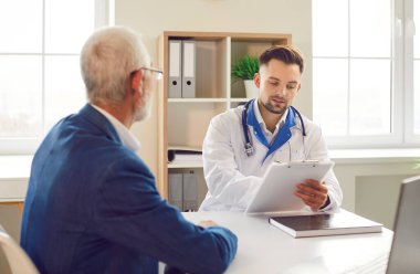 Doktor yaşlı bir hastayla görüşür, ona bakıcılık yapar ve hastanede tıbbı tartışır. Ziyaret sırasında en iyi tıbbi müdahaleyi hastanın almasını sağlayan hemşire.