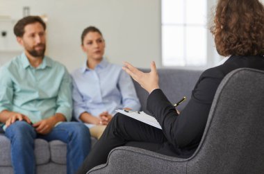 Terapi seansı, ciddi bir aile çifti temel sorunları çözmek ve çözmek için bir psikologdan destek ve danışmanlık ister. Psikoterapinin aile sorunlarını çözmede olumlu etkisi.