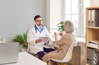 Kıdemli kadın, yaşlı kadın için düzenli sağlık kontrolü proaktif sağlık hizmetlerine gidiyor. Yaşlıların sağlık durumlarını izlemek ve olası sorunlara çözüm bulmak için doktor ziyaretleri gereklidir.