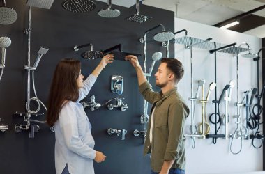 Mutlu evli çift musluk, musluk ya da banyo için su tesisatı dükkanını dikkatlice seçiyor. Evi yeniliyorlar ve banyoyu tamamlamak için mükemmel bir armatür arıyorlar..