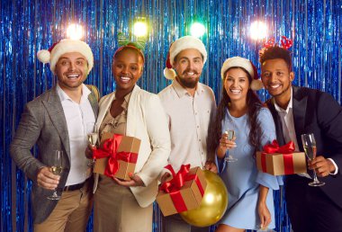 Gece elbiseli gençler ellerinde hediye kutuları tutuyorlar. Bir grup arkadaş, parlak perde arkasında Noel 'i kutluyorlar. Noel ve Yeni Yıl Kutlaması