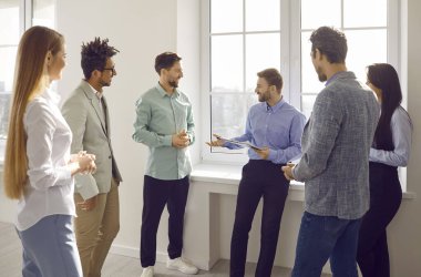 Çeşitli iş adamları takım koçu ya da şirket yöneticisiyle toplantı yapıyor. Ofiste durmuş motivasyon ve çalışma sonuçlarının iyileştirilmesi hakkında konuşan çok ırklı bir grup genç.