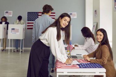 ABD seçimleri. Amerika Birleşik Devletleri 'ndeki seçimlerde oy kullanmak için genç bir kadın geldi. Seçimlerde oy kullanmak için seçime katılan güzel beyaz kadın portresi. Seçim günü konsepti.