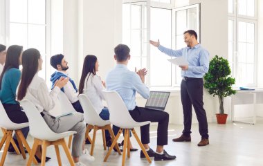 Ofisteki çalışanlar için bir çalışma grubu toplantısına liderlik eden pozitif patron. Takım çalışmasının ve işbirliğinin iş hedeflerine birlikte ulaşmada taşıdığı önemi aktarmak üzere toplanma.