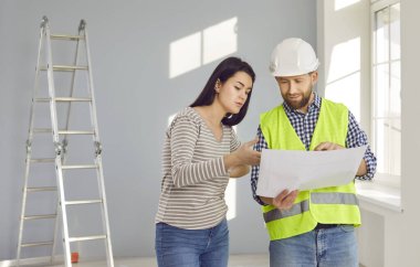 Ev düzenindeki onarım ve değişikliklerin detaylarının tartışılması. Mühendislik ve inşaat işleri.