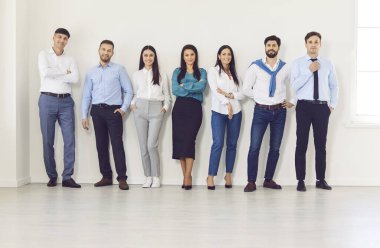 Mutlu, genç, çeşitli profesyonel iş adamları kameraya bakıyor, gülümseyen işçi grubu birlikte poz veriyorlar, şık giyiniyorlar, insan kaynakları, başarılı ofis portreleri.