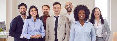 Ofiste gülümseyen iş adamlarından oluşan çok kültürlü bir grubun portresi, yakın plan. Mutlu meslektaşlar. Başarılı takım çalışması kavramı, kariyer. Erkekler ve kadınlar işyerinde