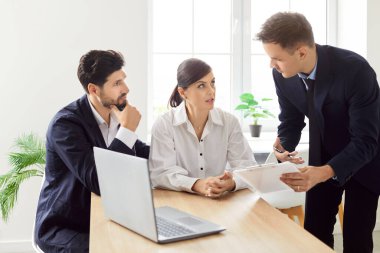 Menajer, emlakçı, avukat ya da banka müdürüyle görüşmede aile bireylerine satış yapmaları için yardım ediyor. Müşteriler maddi anlaşma yapıyor.