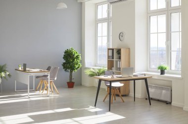 Modern işyerleri olan boş ofis toplantı odası, iş kullanımına hazır. Ticari alan, yönetim kurulu odası, profesyonel toplantılar için konferans odası, işlevsel ve çağdaş bir ortam sağlama.