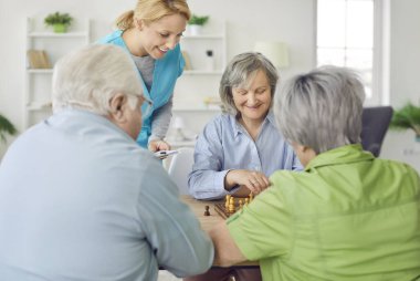 Huzurevinde satranç oynayan bir grup mutlu son sınıf öğrencisi dost canlısı hemşire ya da bakıcı ile masada oturuyor. Emekliler birlikte vakit geçirip masa oyunu oynuyorlar. Huzurevinde boş zaman