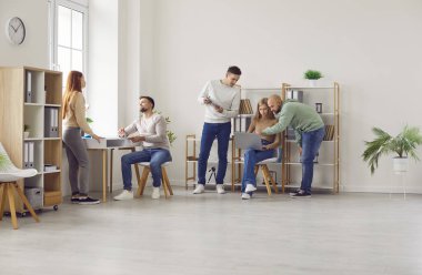 Modern bir ofis içinde çalışan, yeni iş projeleri geliştiren, fikirleri tartışan, dizüstü bilgisayar kullanan gençlerden oluşan bir şirket. Ofis hayatı konsepti