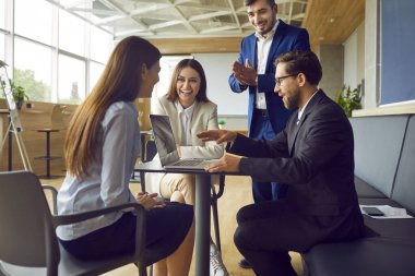 İş adamları, çeşitli gruplar, yüksek performanslı takım ofis etkileşimi, organizasyon. Etkili konuşma, stratejik değerlendirmeler, pratik atölyeler ve koçluk için bilgisayarla masada toplanıyoruz.