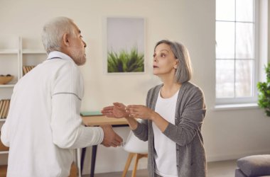 Evdeki oturma odasında kavga eden yaşlı bir çift. Mutsuz yaşlı bir adam ve kadın birbirleriyle tartışırken ilişkilerde sorunlar yaşıyorlar. Evlilik kavgası ve boşanma kavramı..