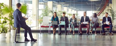 İş adamları, iş arkadaşları ve iş arkadaşları, ofiste bir çalışma toplantısı ya da sunum yapıyorlar. Profesyonel bir ortamda takım çalışması, işbirliği ve grup dinamiği.