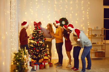 Noel Baba şapkalı bir grup mutlu insan evde Noel partisinde iyi vakit geçiriyorlar. Genç melez ırk arkadaşları, ağaçlarını güzel, şık mücevherlerle süsleyerek, rahat ve modern bir oturma odasında