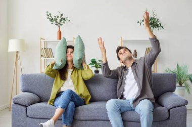 Evde sinirli bir çift var, kulaklarını yastıkla kapatıyor, mutsuz bir aile gürültüyü görmezden gelmeye çalışıyor, gürültülü rahatsız edici komşulardan, yüksek sesli müzikten, işlerden nefret eden bir ses. 