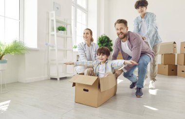 Ebeveynler ve çocuklar yeni bir eve taşınmayı ya da taşınmayı kutluyorlar. Oğulları karton bir kutuya biniyor. Aile olarak taşınmanın sevinci ve heyecanı birlikte eğlenceli anılar yaratıyor..