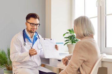 Kıdemli kadın sağlığını korumak için sağlık kontrolü için doktorlara gidiyor. Yaşlılar için hayati önem taşıyan düzenli ziyaretler. Sağlıklı kalmak ve hastalıkları önlemek. Yaşlı kadın doktoru ziyaret ediyor.