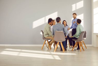 Bir grup iş adamı bir çemberde oturup toplantıda sohbet ediyorlar. Şirket çalışanları beyin fırtınası yaparak büyük kararlar alıyorlar. İş arkadaşları meslektaşlarını dinler..