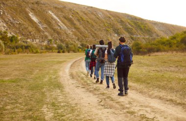 Yürüyüş yapan bir grup arkadaş doğa gezisi sırasında dağlara doğru manzaralı bir yolculuğa çıkarlar. Birbirine bağlı grup, birlikte yürüyor, macera ve yoldaşlığın ruhunu simgeliyor..