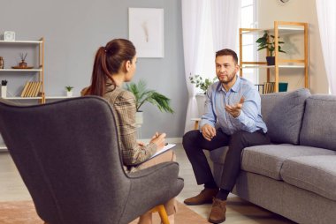 Gazeteci bir iş adamı ya da ünlüyle röportaj yapıyor. Gazete ya da basın için. İş dünyası veya halkla ilişkiler konuklarının bakış açılarını ve deneyimlerini vurgulayan konuşma ya da gösterme.