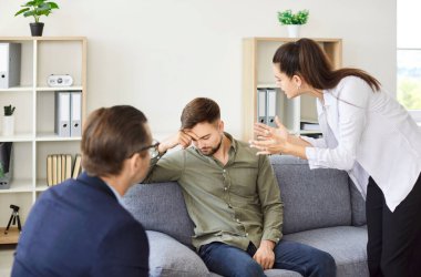 Profesyonel terapist seansı, aile krizi yaşayan veya ilişki sorunları yaşayan çiftlere psikolojik yardım, kocalarına öfke ve boşanmayla saldıran kadınlar.