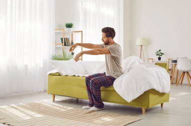 Erken kalkmak çok zor. Yürüyorum. Uykulu adam uyanamıyor, yorgun hissediyor ve pazartesi sabahı erken kalkmak istemiyor. Pijamalı adam zombiye benziyor. Uyanış konsepti.