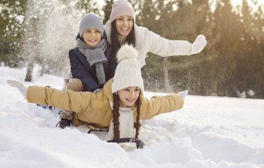 Mutlu kış aile karları kış zamanı kızakla kayıyor, Noel 'de ya da yeni yılda aktif tatil macerası sırasında dışarıda oyun oynuyor, aile eğlencesi fikirleri, birlikte dışarıda tatil yapıyoruz.