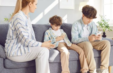 Anne-baba, telefonda internetteki aktivitelere bağımlı iki oğul yetiştirmiş. İnternet ve sosyal medya kullanımına ilişkin modern zorluklar, çocuklar arasında çevrimiçi eğlence sektöründe denge.