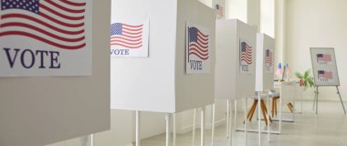 Seçim günü oy kullanma merkezi, seçmenleri bekleyen Amerikan bayraklarıyla süslenmiş sıra sıra oy kullanma kabinleri. Bu sembolik düzen, sivil çatışmanın özünü yansıtıyor ve olayın önemini vurguluyor..
