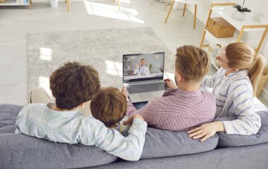 Genç bir ailenin dizüstü bilgisayarlarında pediyatrist doktorlarıyla oturup, evde soğuk algınlığı ya da mevsimsel grip geçiren iki çocukla teletıp danışmanlık yaptığı görüntüler..